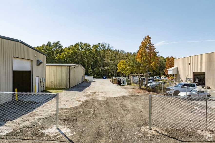 More Photos Of 26611 Wesley Chapel Blvd, Lutz Warehouse For Lease