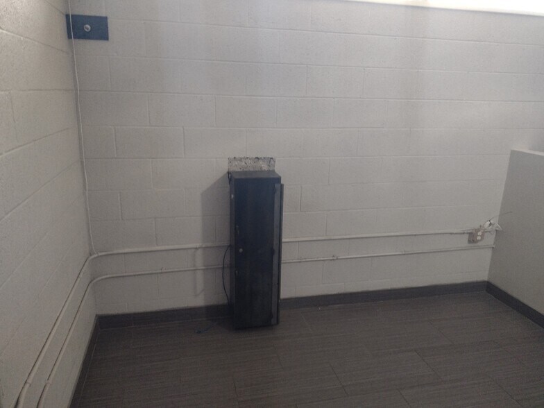 More Photos Of 4165 W Clarendon Ave, Phoenix Manufacturing For Lease