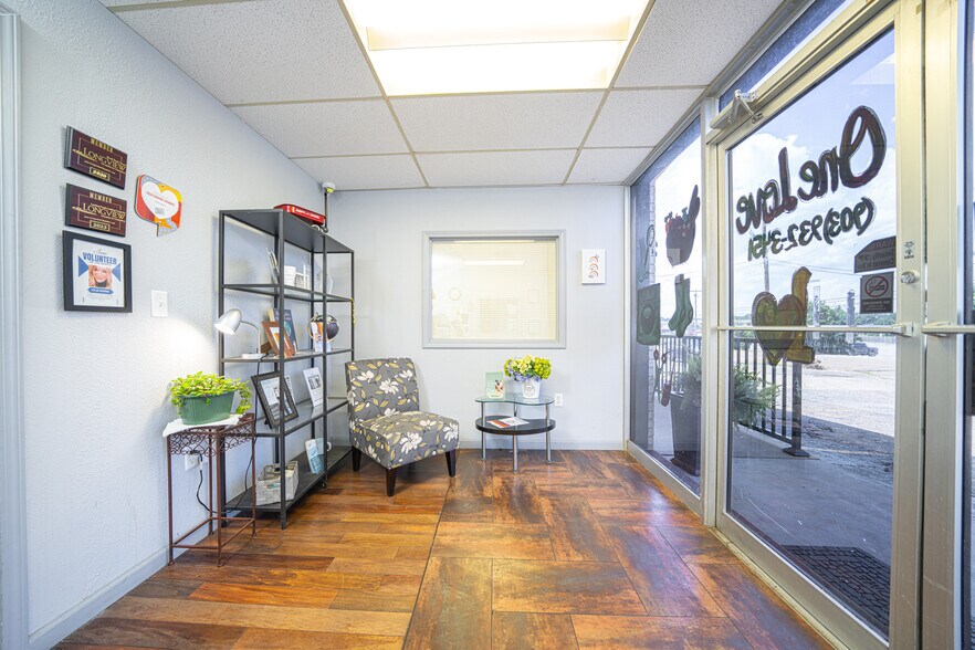 More Photos Of 1015 McCann Rd, Longview Office For Sale