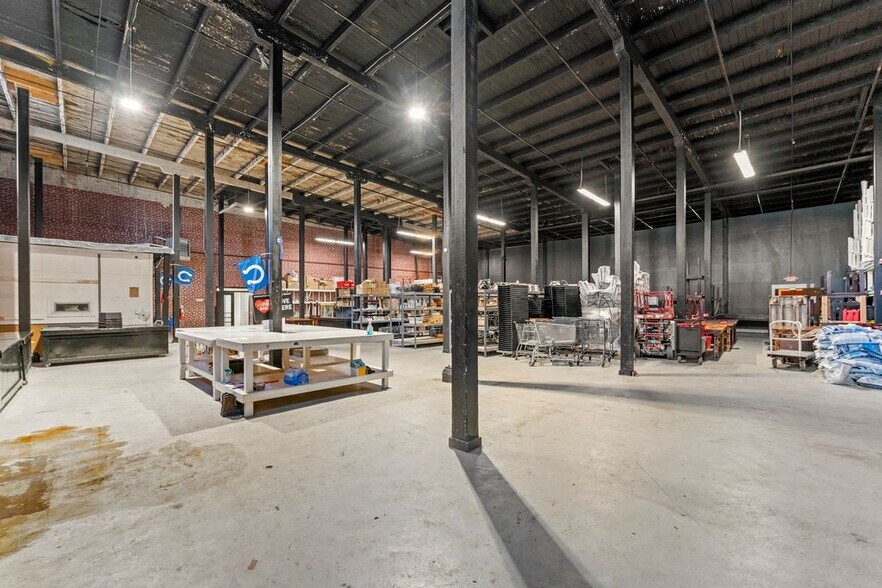 More Photos Of 950 S White River Parkway West Dr, Indianapolis Lodge Meeting Hall For Lease