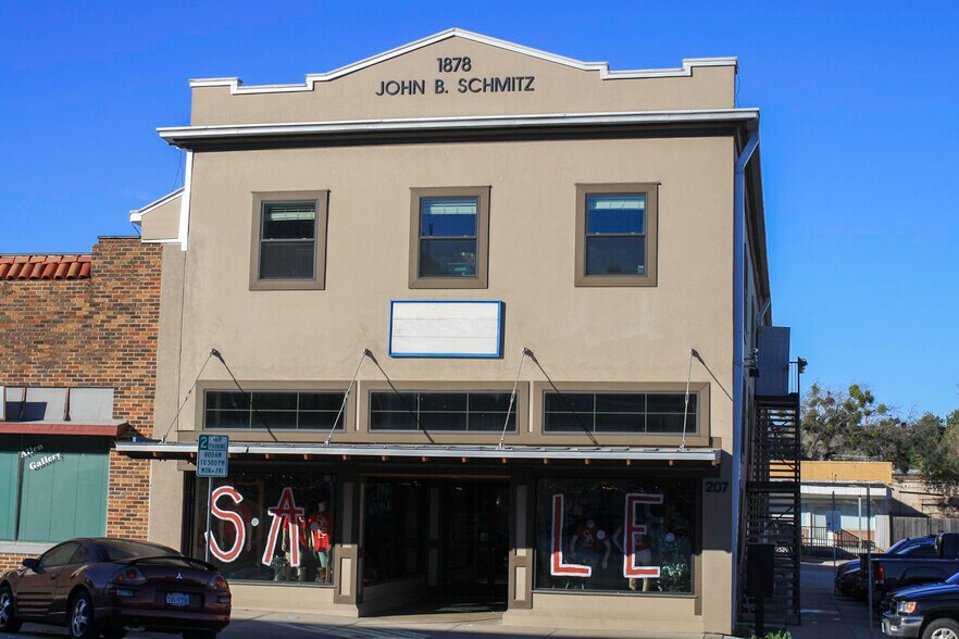 More Photos Of 207 N Elm St, Denton Storefront Retail Office For Lease