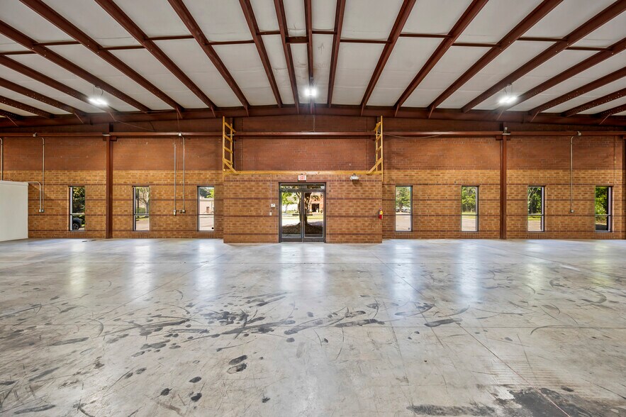 More Photos Of 2595 Viceroy Dr, Winston-Salem Warehouse For Lease