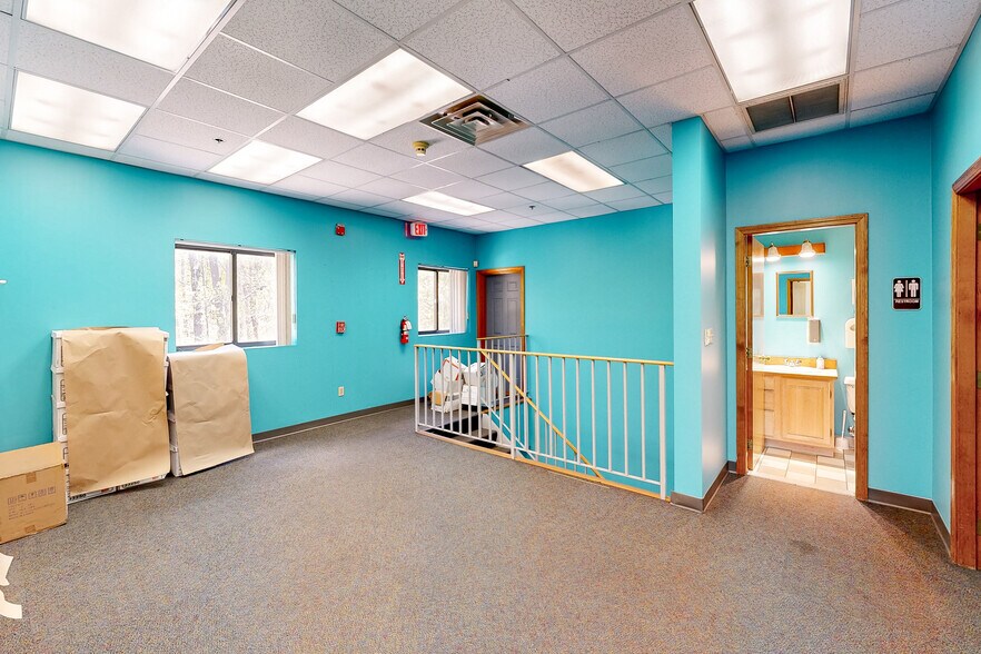 More Photos Of 1 Nablus Rd, Wakefield Distribution For Lease