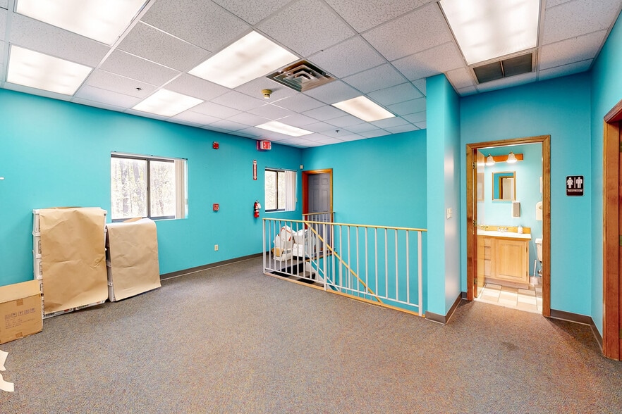 More Photos Of 1 Nablus Rd, Wakefield Distribution For Lease