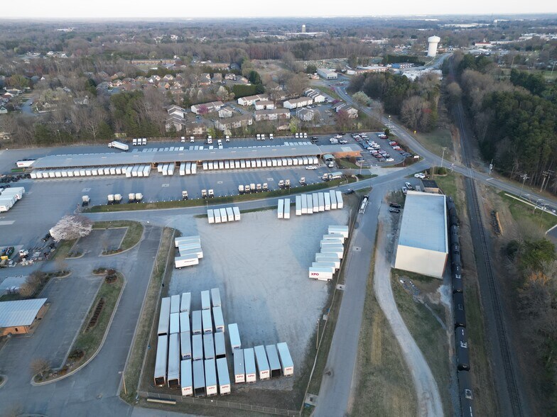 More Photos Of 438 W Bodenhamer St, Kernersville Truck Terminal For Lease