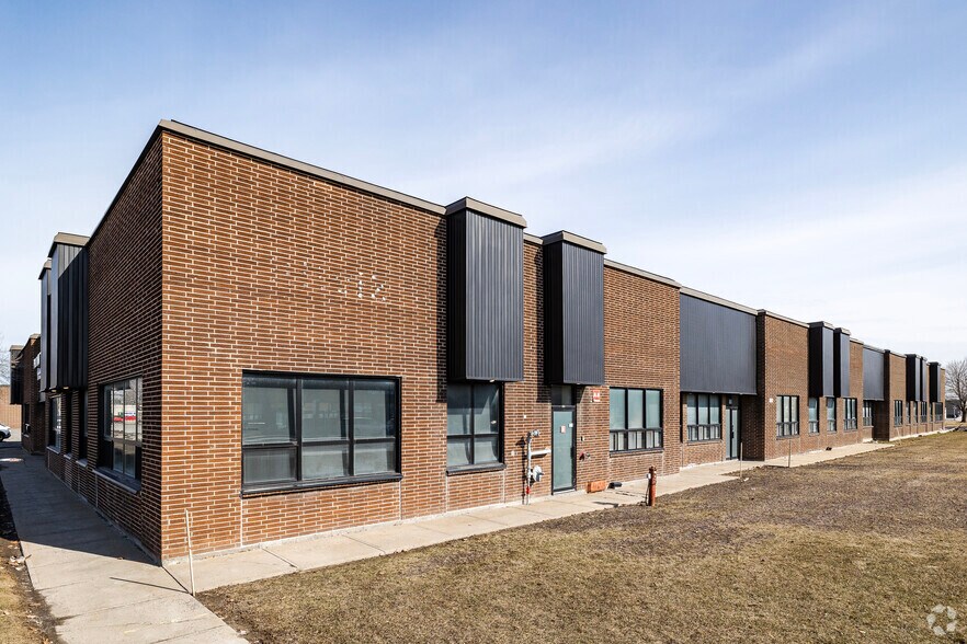 More Photos Of 825 Rue Tecumseh, Dollard-des-Ormeaux Warehouse For Lease