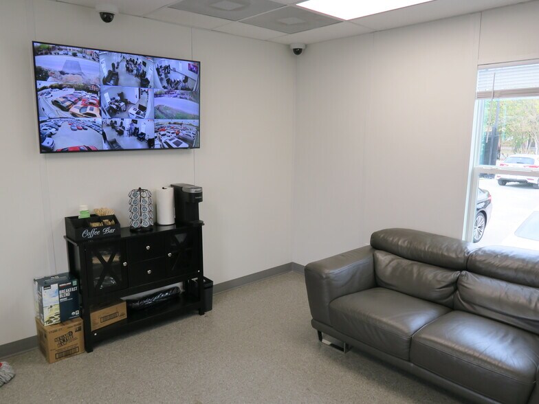 More Photos Of 6011 Skyline Dr, Houston Auto Dealership For Lease