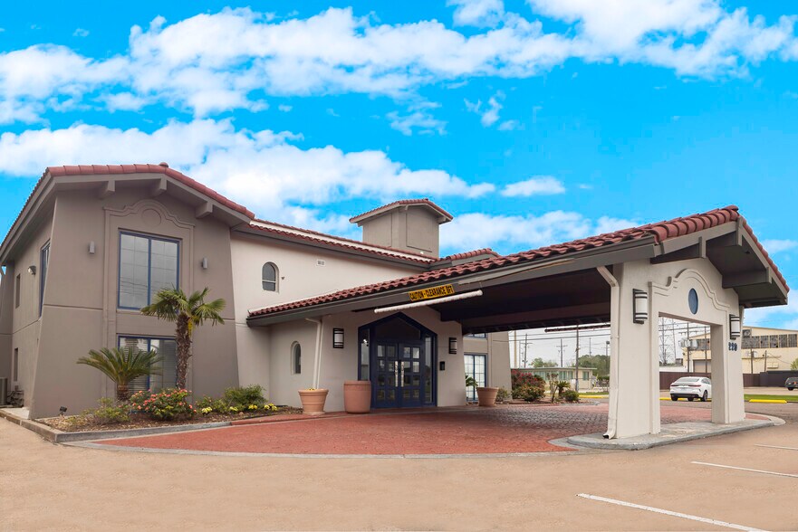 More Photos Of 220 I-10, Beaumont Hotel For Sale