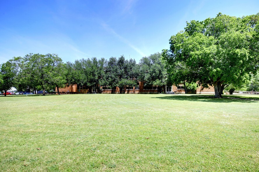 More Photos Of 410 W 7th St, Taylor Research And Development For Lease