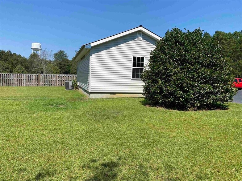 More Photos Of 131 Lakeview Church Rd, Cochran Freestanding For Lease