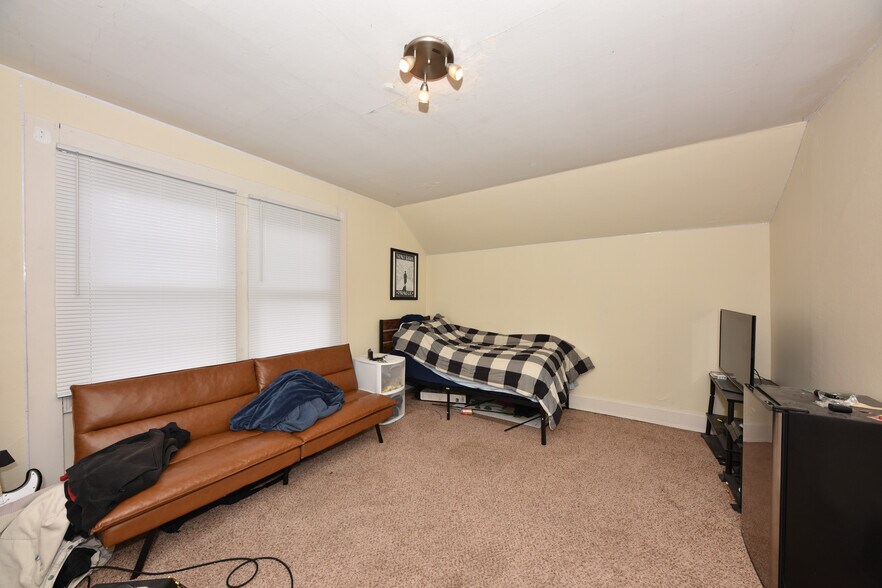 More Photos Of 2940 N Maryland Ave, Milwaukee Apartments For Sale