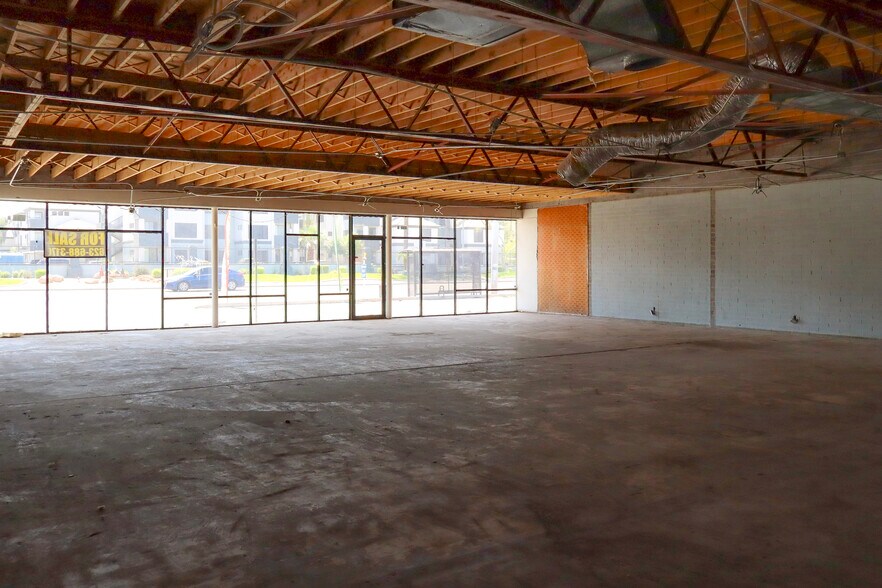 More Photos Of 500 W Indian School Rd, Phoenix Storefront For Sale