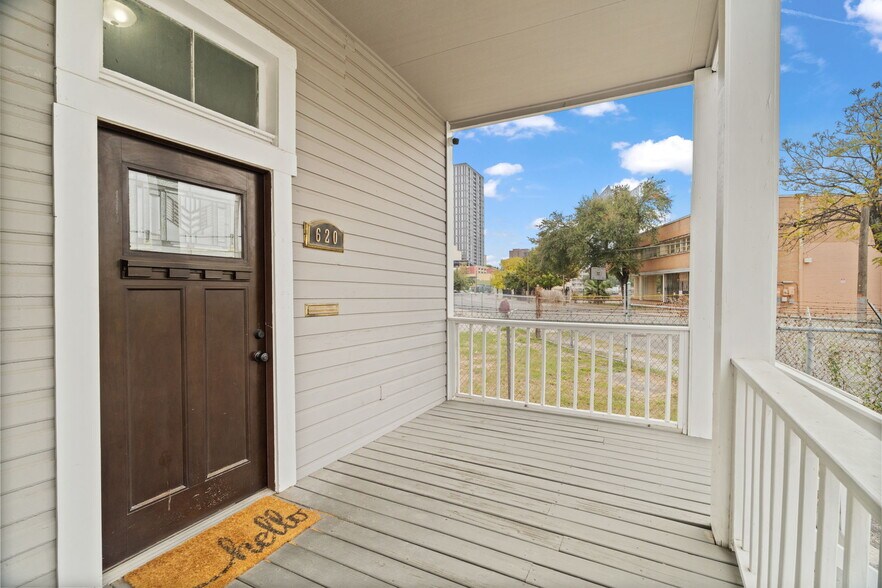 More Photos Of 620 N Flores St, San Antonio Freestanding For Lease