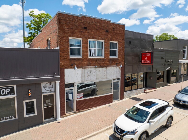 Primary Photo Of 2218 College St, Cedar Falls Storefront For Lease