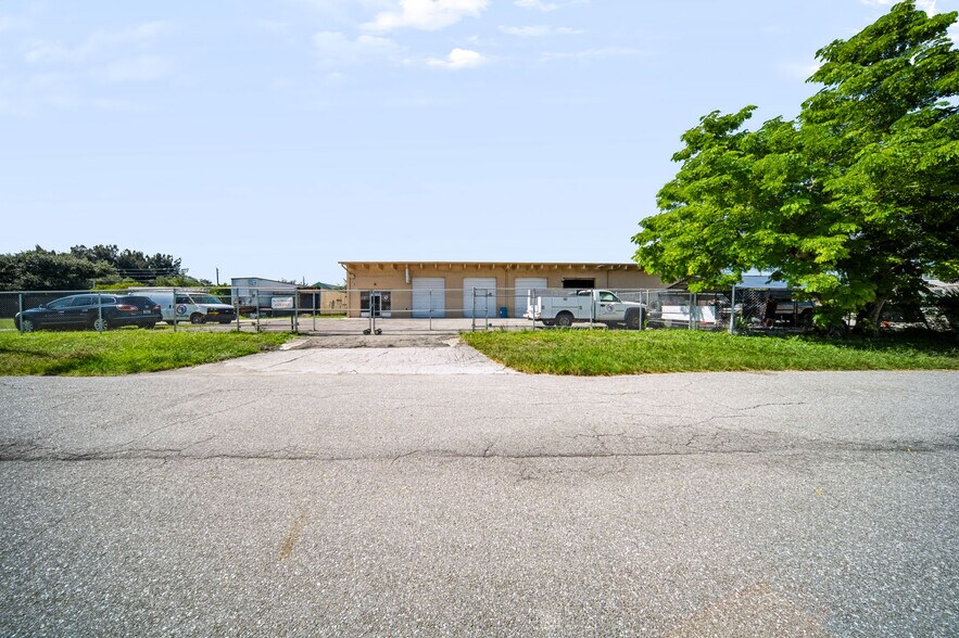 More Photos Of 2422 N Military Trl, West Palm Beach Warehouse For Sale