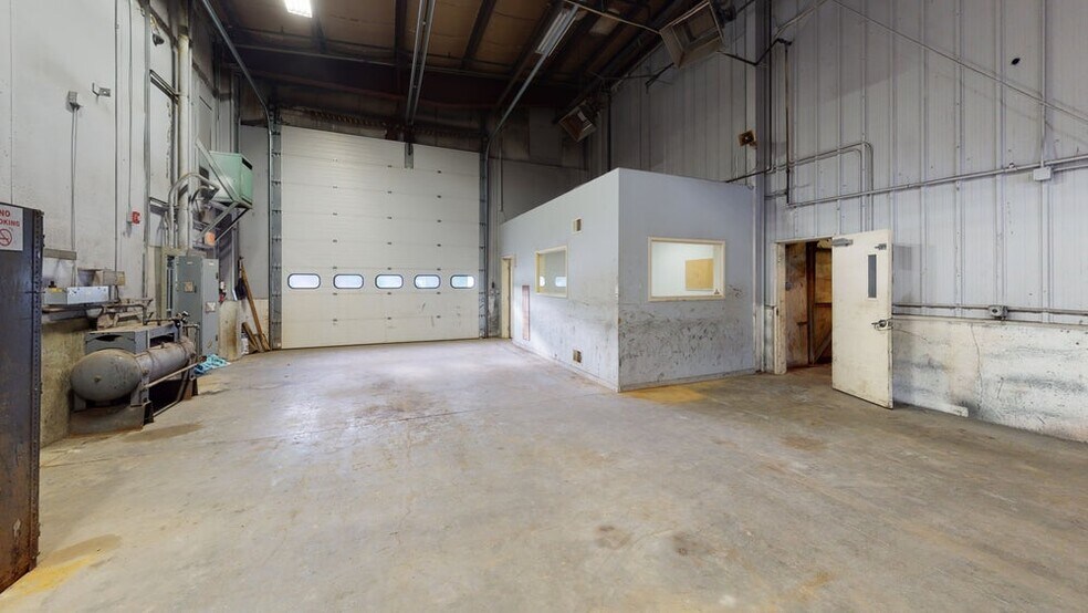 More Photos Of 4 Gator Rock Rd, Somersworth Distribution For Sale