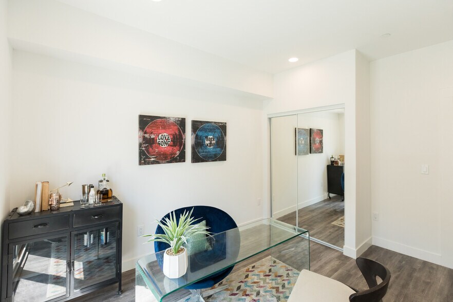 More Photos Of 14827 W Victory Blvd, Van Nuys Apartments For Sale