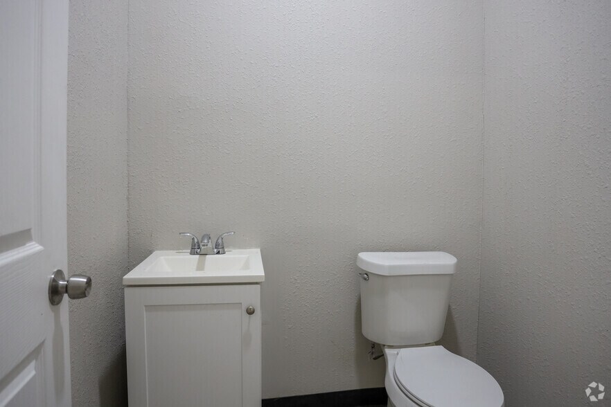 More Photos Of 7330 Rampart St, Houston Unknown For Lease