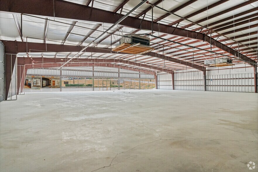 More Photos Of 5457 W Davis St, Conroe Unknown For Lease