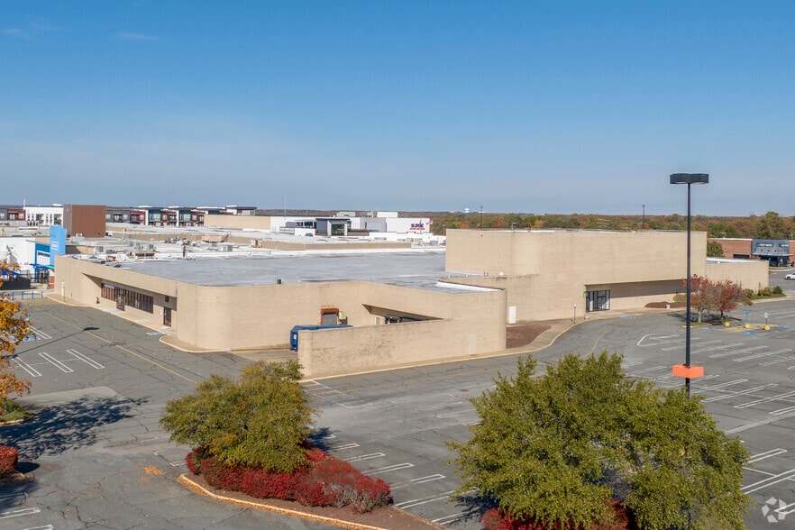 More Photos Of 1400-1420 N Parham Rd, Richmond Unknown For Lease