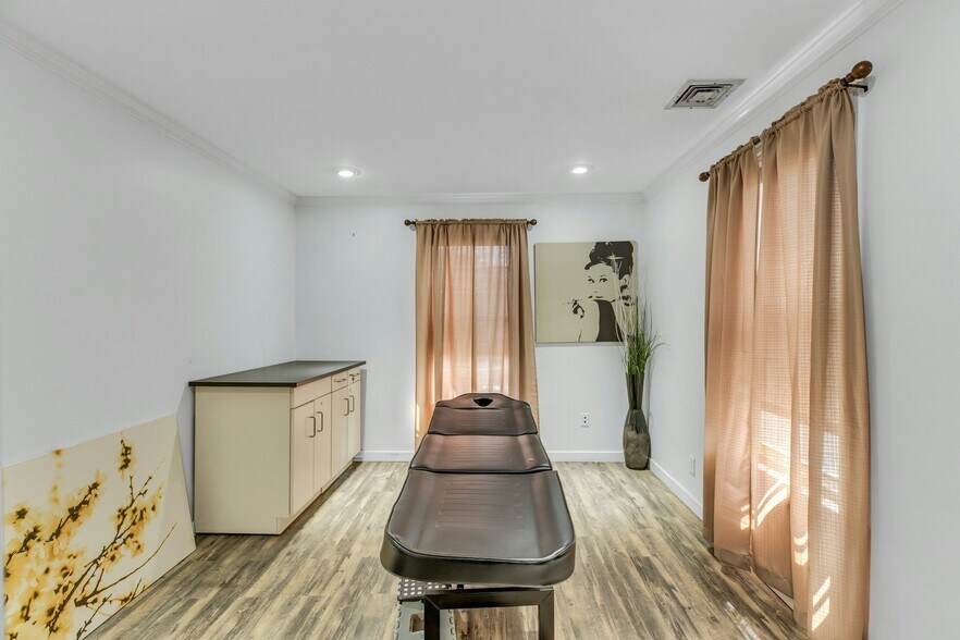 More Photos Of 139 Plandome Rd, Manhasset Medical For Sale