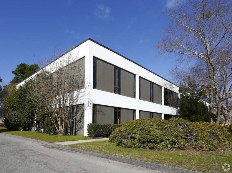 More Photos Of 5041 New Centre Dr, Wilmington Office For Sale