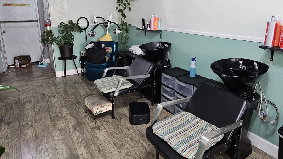 More Photos Of 1051 14th Ave, Longview General Retail For Lease