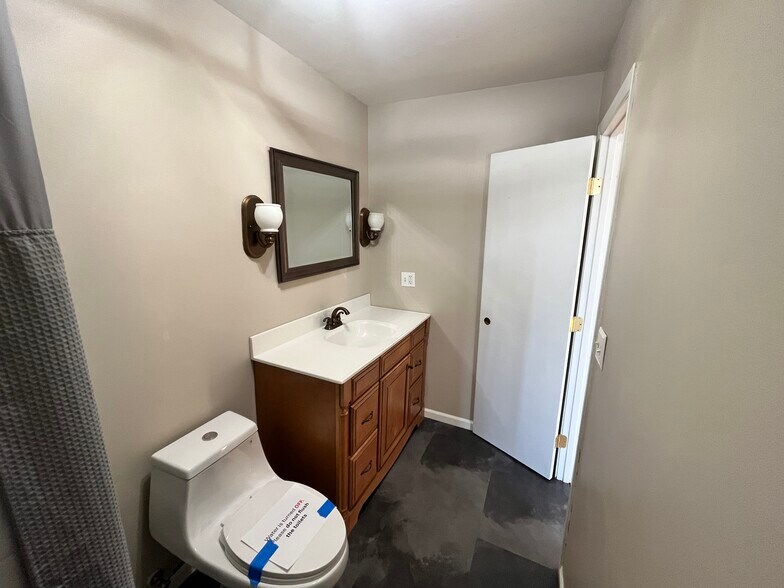 More Photos Of 260 Calumet St, Oswego Office For Sale