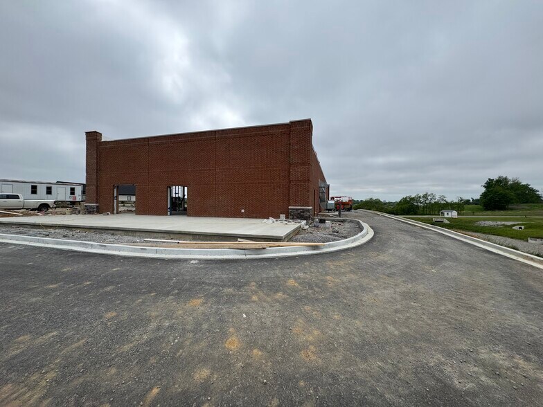 More Photos Of 420 Watson Way, Shelbyville Restaurant For Lease