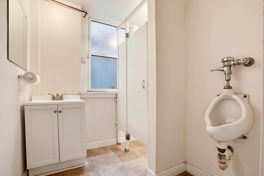 More Photos Of 14 W Saratoga St, Baltimore Office For Sale