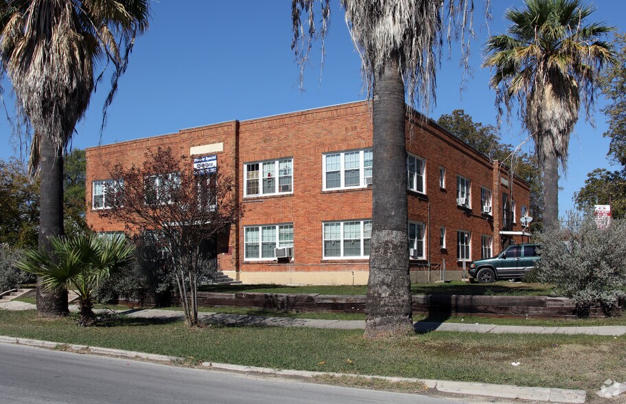 More Photos Of 1409 W Woodlawn Ave, San Antonio Apartments For Sale