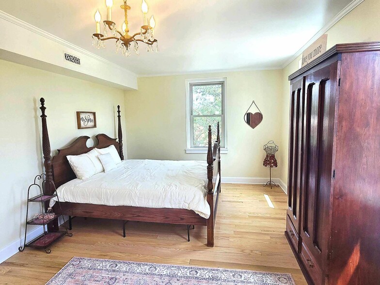 More Photos Of 202 W Main St, Decorah Sorority Fraternity House For Sale