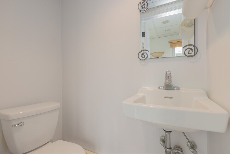 More Photos Of 189 S Pearl St, Pearl River Medical For Sale