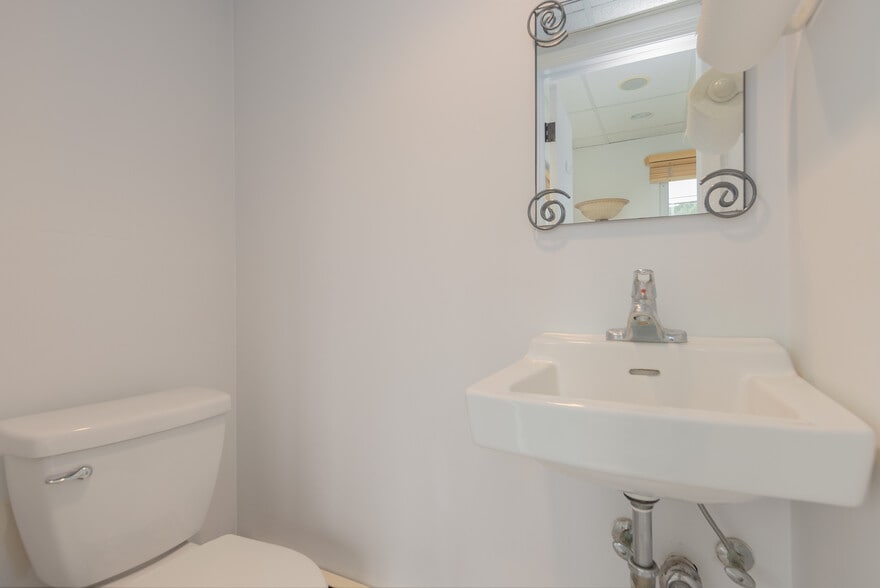 More Photos Of 189 S Pearl St, Pearl River Medical For Sale