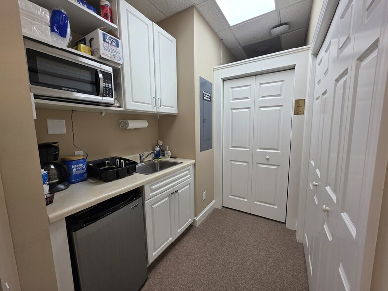 More Photos Of 23 Plantation Park Dr, Bluffton Office For Lease