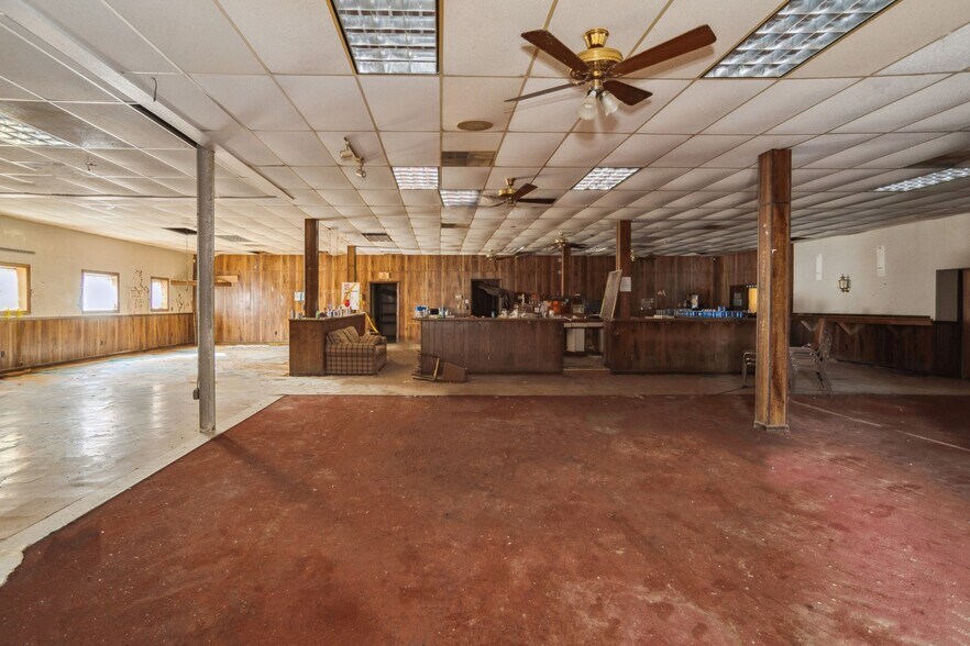 More Photos Of 327 E Main St, West Frankfort Freestanding For Lease