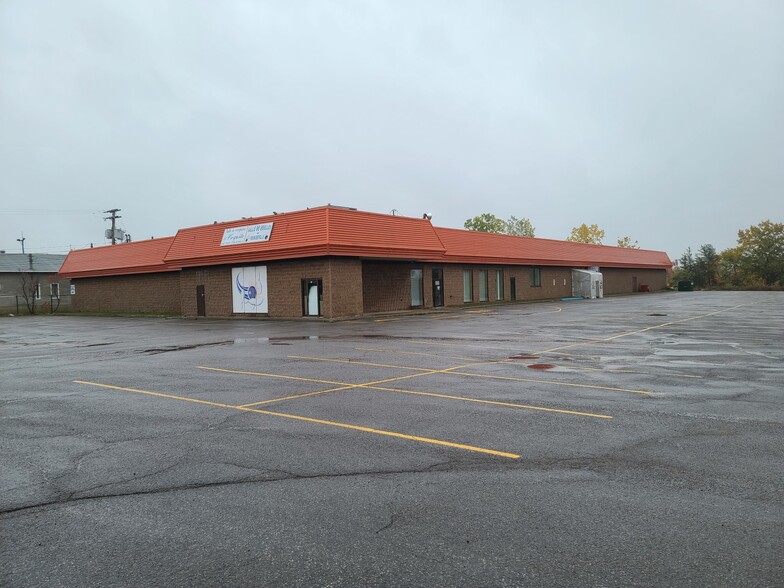 Primary Photo Of 415 Rue Vachon, Trois-Rivières Sports And Entertainment For Lease