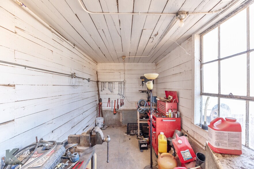 More Photos Of 1901 Cottonwood St, Abilene Industrial For Sale