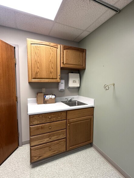 More Photos Of 220 SW 5th St, Woodhull Medical For Sale