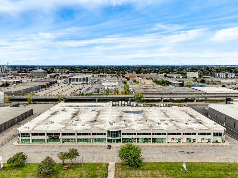 More Photos Of 1925-1985 Boul Hymus, Dorval Light Distribution For Lease