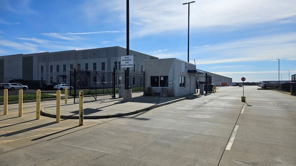 More Photos Of 1010 Brewbaker Dr, Saint Elmo Distribution For Lease