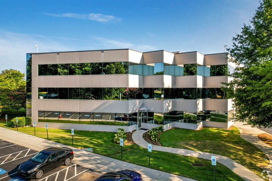 More Photos Of 9401 Arrowpoint Blvd, Charlotte Office For Lease