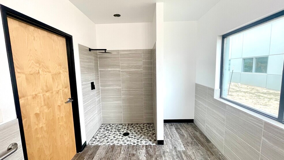 More Photos Of 7637 FM 3009, Schertz Light Distribution For Sale