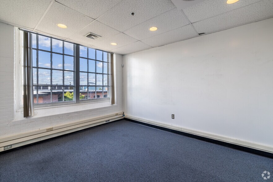 More Photos Of 10 Cordage Park, Plymouth Unknown For Lease