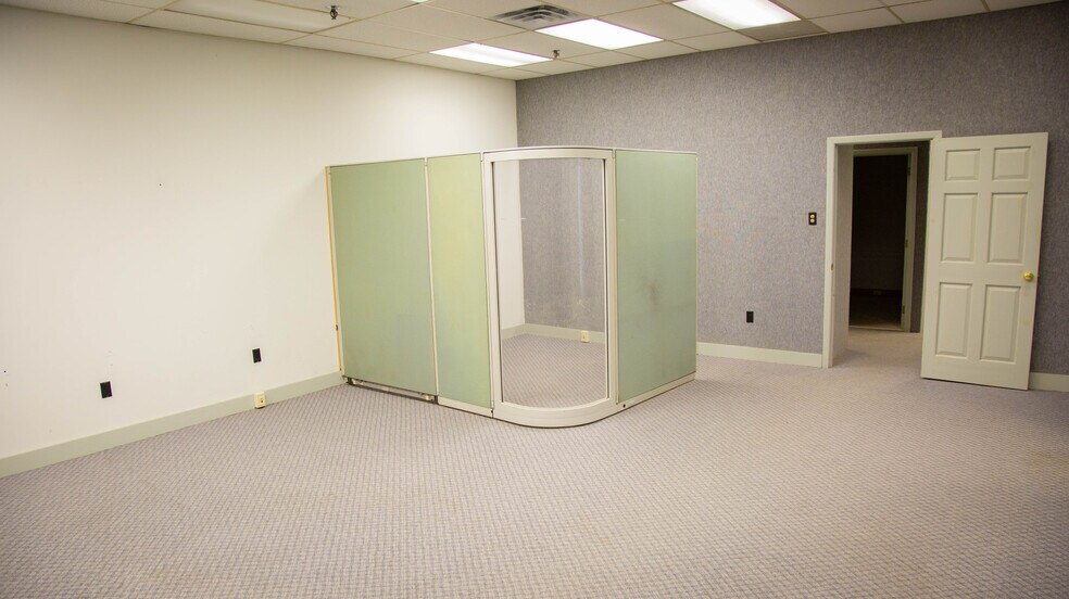 More Photos Of 700 Hepburn St, Milton Showroom For Lease
