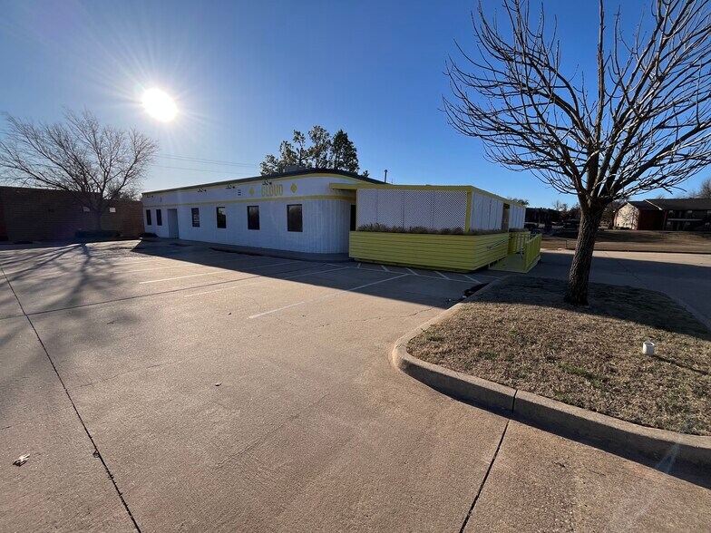 More Photos Of 2100 E 2nd St, Edmond Freestanding For Lease