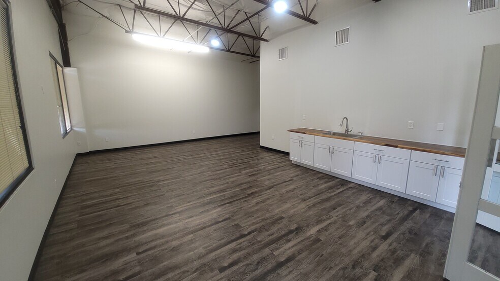 More Photos Of 1251 S Sherman St, Richardson Light Distribution For Lease