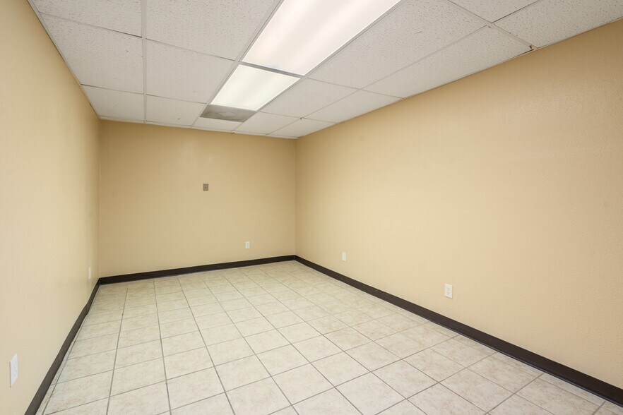 More Photos Of 300-310 Margaret Ln, Del Rio Medical For Lease