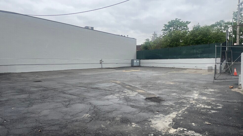 More Photos Of 396 Morris Park Ave, Bronx Service For Lease