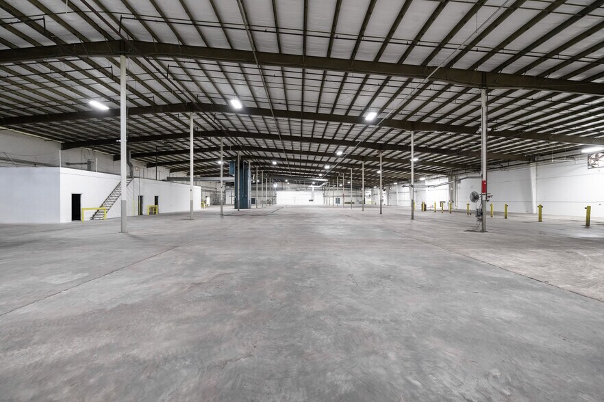 More Photos Of 909 W 39th St, Panama City Manufacturing For Lease